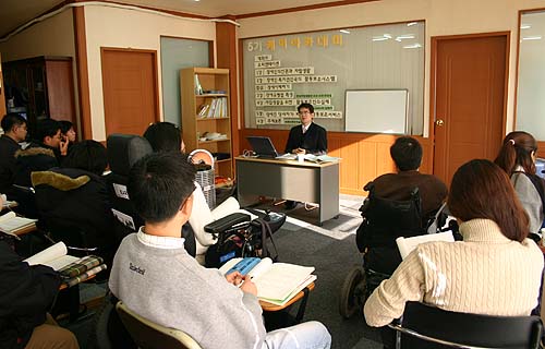 22일, '제5기 장애인자립생활을 위한 케어아카데미'에서 한신대 재활학과 최윤영 외래교수의 강의 